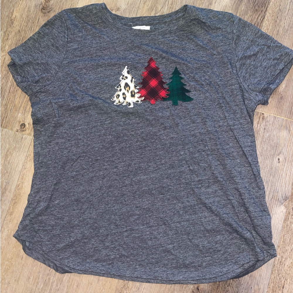 Maurices Gray Short Sleeve Tee with Festive Tree Design